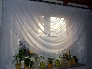 Draperia z woalu kreszowanego obszyta gipiurą na 2.6 m