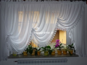 Firanka trzy draperie z trójkątnym boczkiem  z woalu kreszowanego obszyta gipiurą w całości